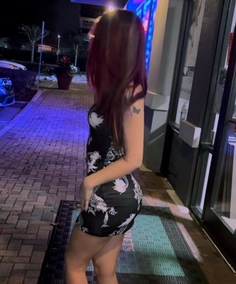 zoeycyberr nudes model image