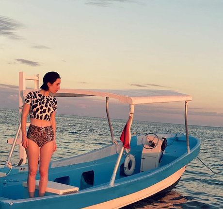 Zoe Lister Jones pretty model galleries