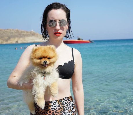 Zoe Lister Jones star hot pics