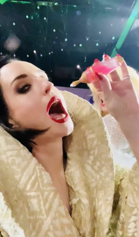 Zoe Lister Jones star hot photo