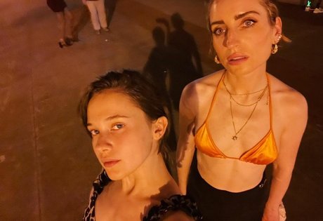 Zoe Lister Jones xxx model picture