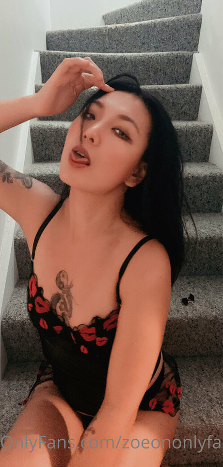 zoeononlyfans model free image