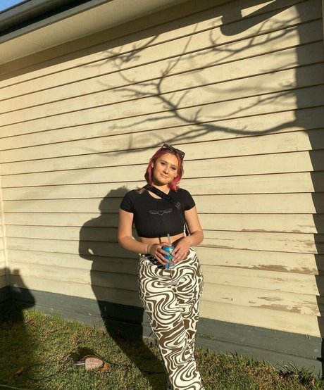 Zoe H sexy pornstar pics