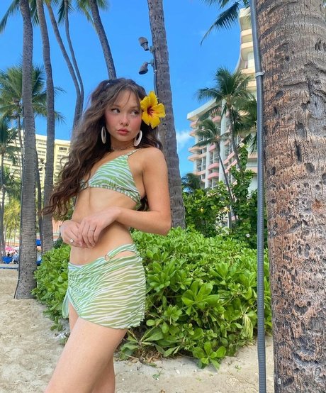 Zoe Colletti erotic star pics