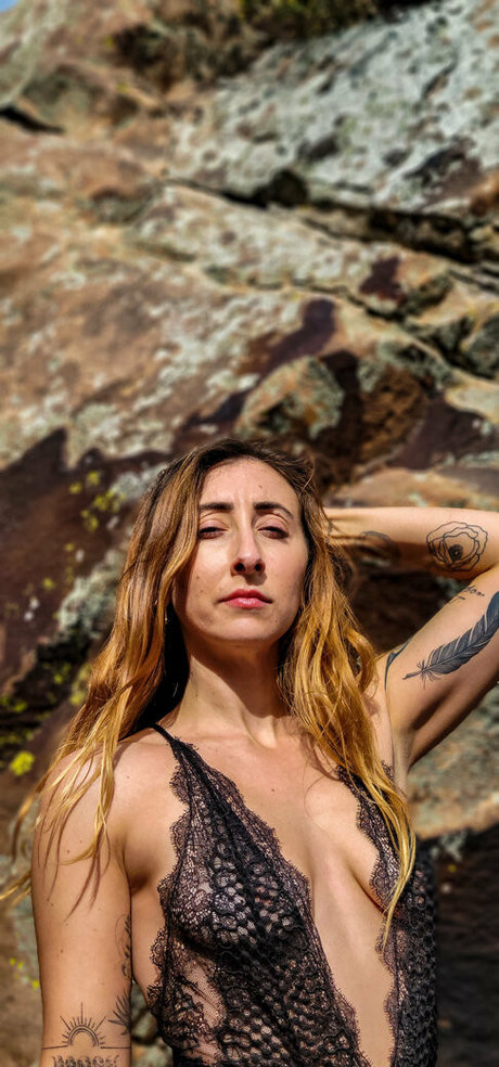 zoebytheriverfree nice pornstar picture