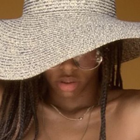 zoe bb model exclusive images