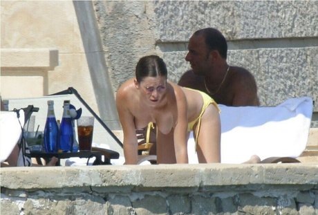 Anna Friel porn actress pics