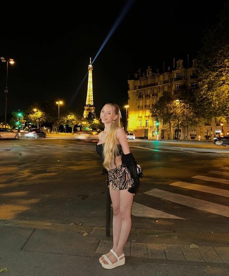 lesbian anal strapon onlyfans top pic