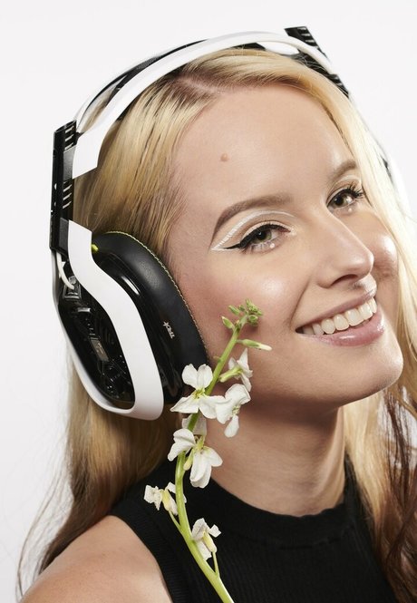 hooters onlyfans adult pics