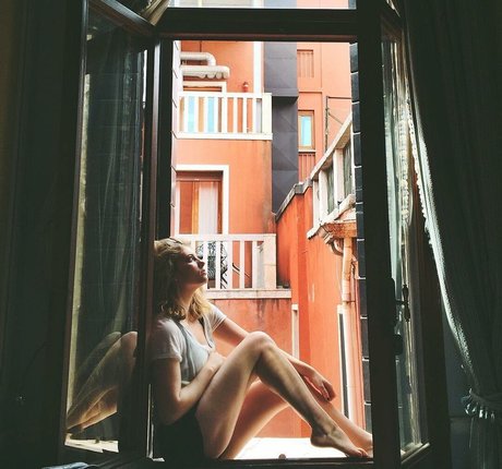 Willow Shields erotic model image