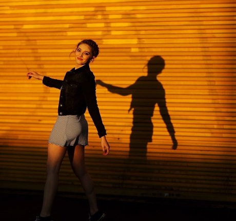 Willow Shields art model pic