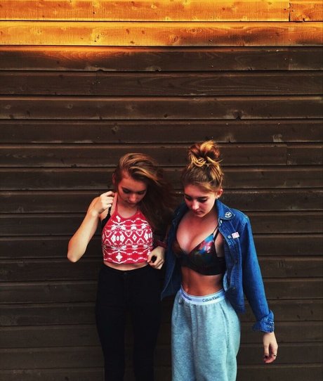 Willow Shields nice model images