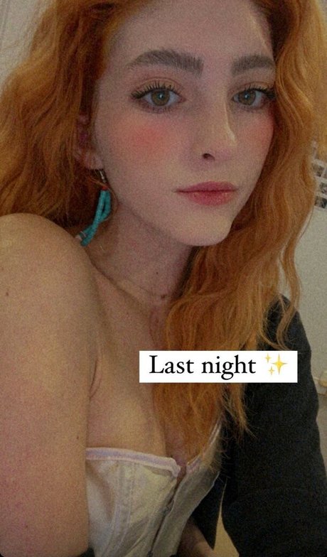 Willow Shields top model photo