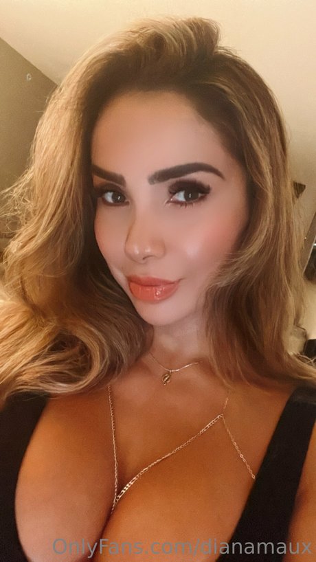 Diana Maux sexy star photos