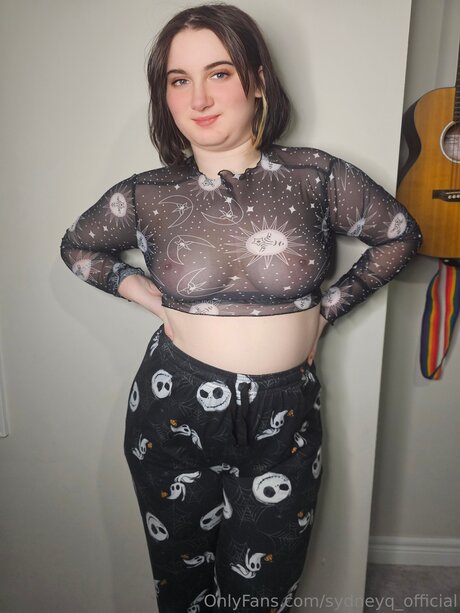 Sydneyq Official sexy actress img