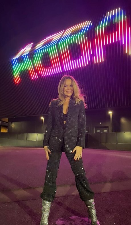 Amanda Holden art star photos