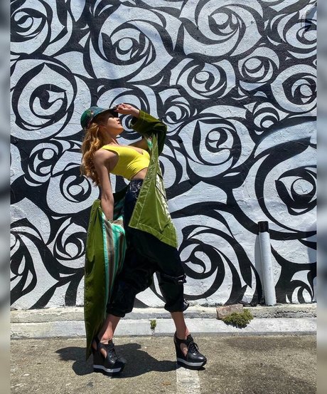 Katherine McNamara star high quality pic