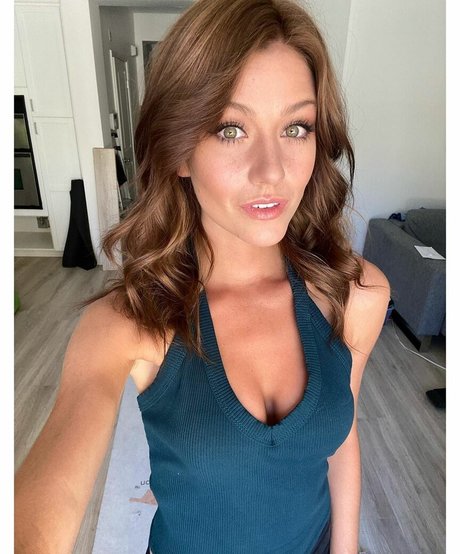 Katherine McNamara model hot pictures