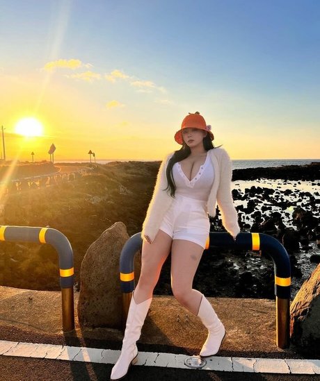 busty blonde onlyfans nude gallery