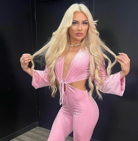 blonde shemale onlyfans free nude pic