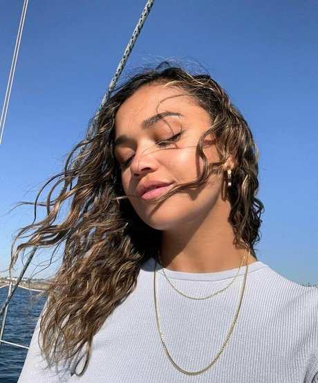 Madison Bailey high quality model img