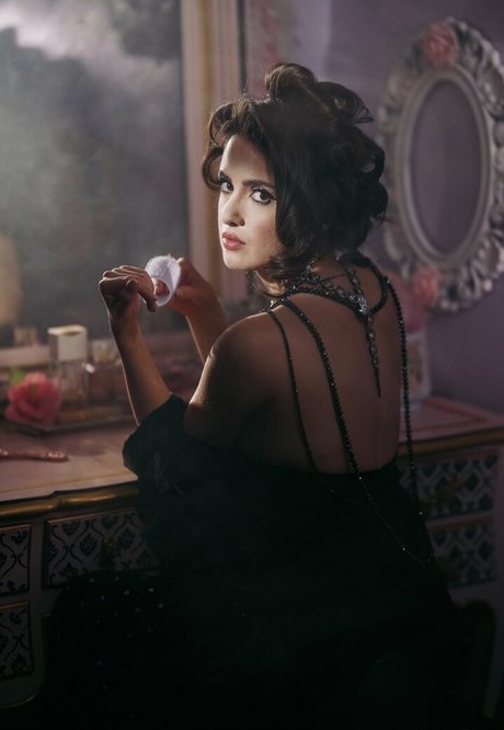 Laura Marano model free pics