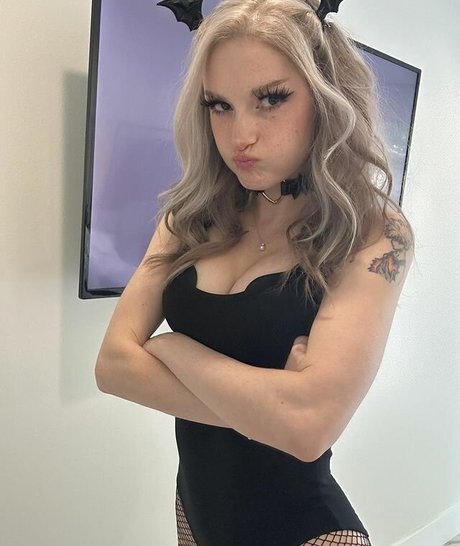 Busy B ASMR erotic star img