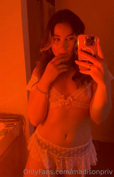 pussy spreading onlyfans free naked picture