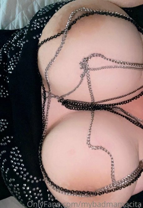 mybadmamacita model top img