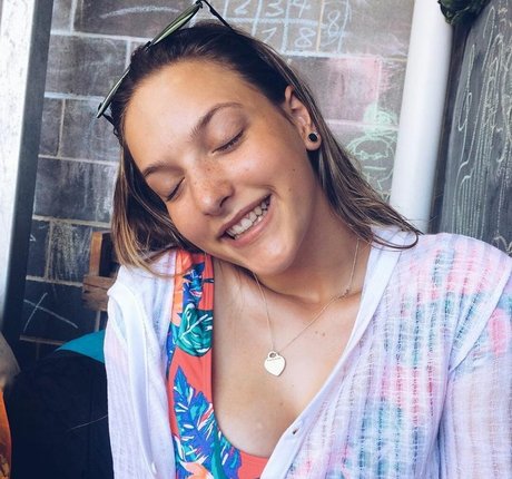 Alanna Pow sexy actress img