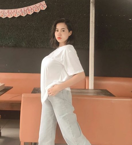 Elvara Caliva pornstar pretty picture