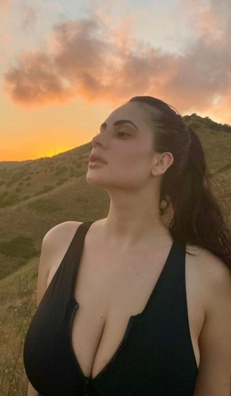 Sannatorr model naked picture