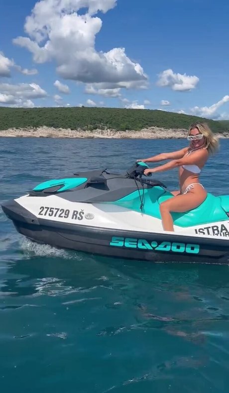 Ashley Roberts hd model photos