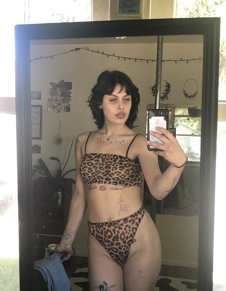 wormsinmyclownsuit model erotic pictures