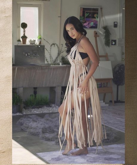 Emily Tosta perfect actress photo