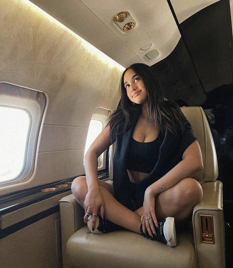 Emily Tosta hot model images