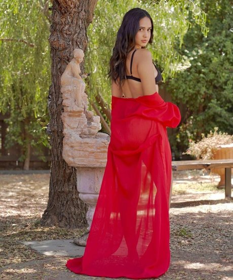 Emily Tosta star best pic