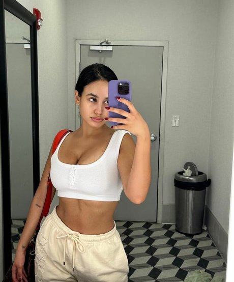 Emily Tosta top actress photo