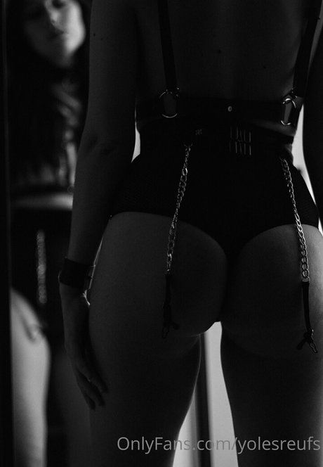 yolesreufs naked model pic