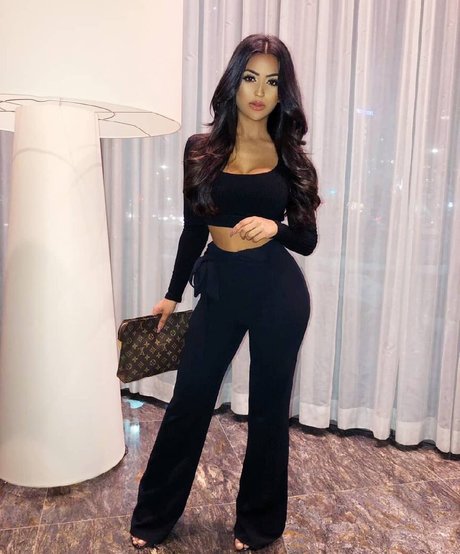 Aneeqa Farid nude model pics