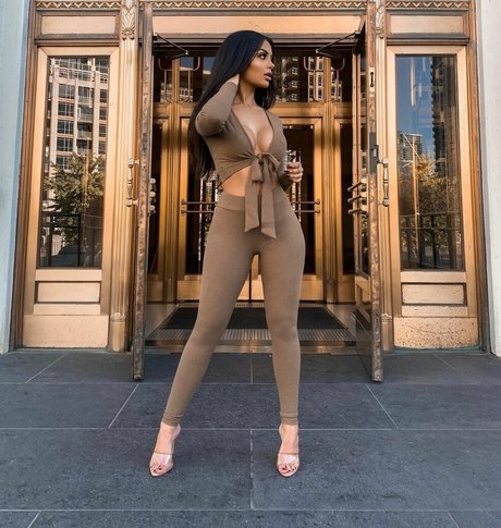 Aneeqa Farid star high quality picture