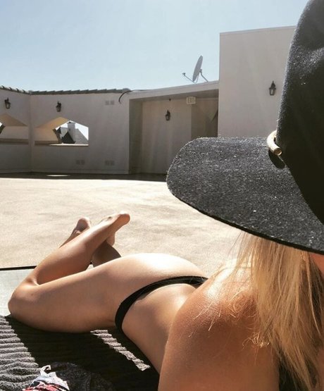 Laura Vandervoort nudes star pic