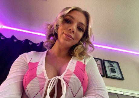 chubby milf onlyfans pornographic pic