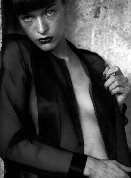 Milla Jovovich hot model picture