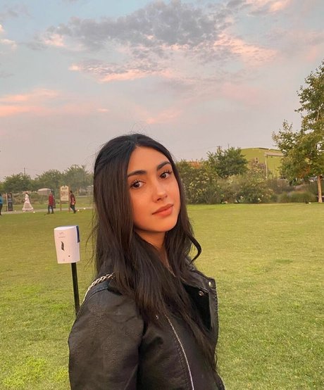 Alexa Mansour star nude picture