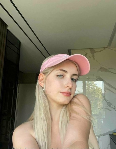 aliceinwonderland xo model beautiful picture