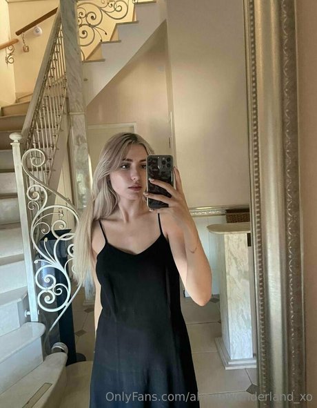 aliceinwonderland xo hot model pics