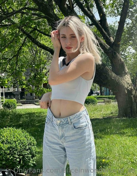 aliceinwonderland xo model art photo