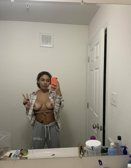victoriavixo model naked images