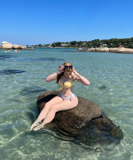 Elsuzannee model nudes images